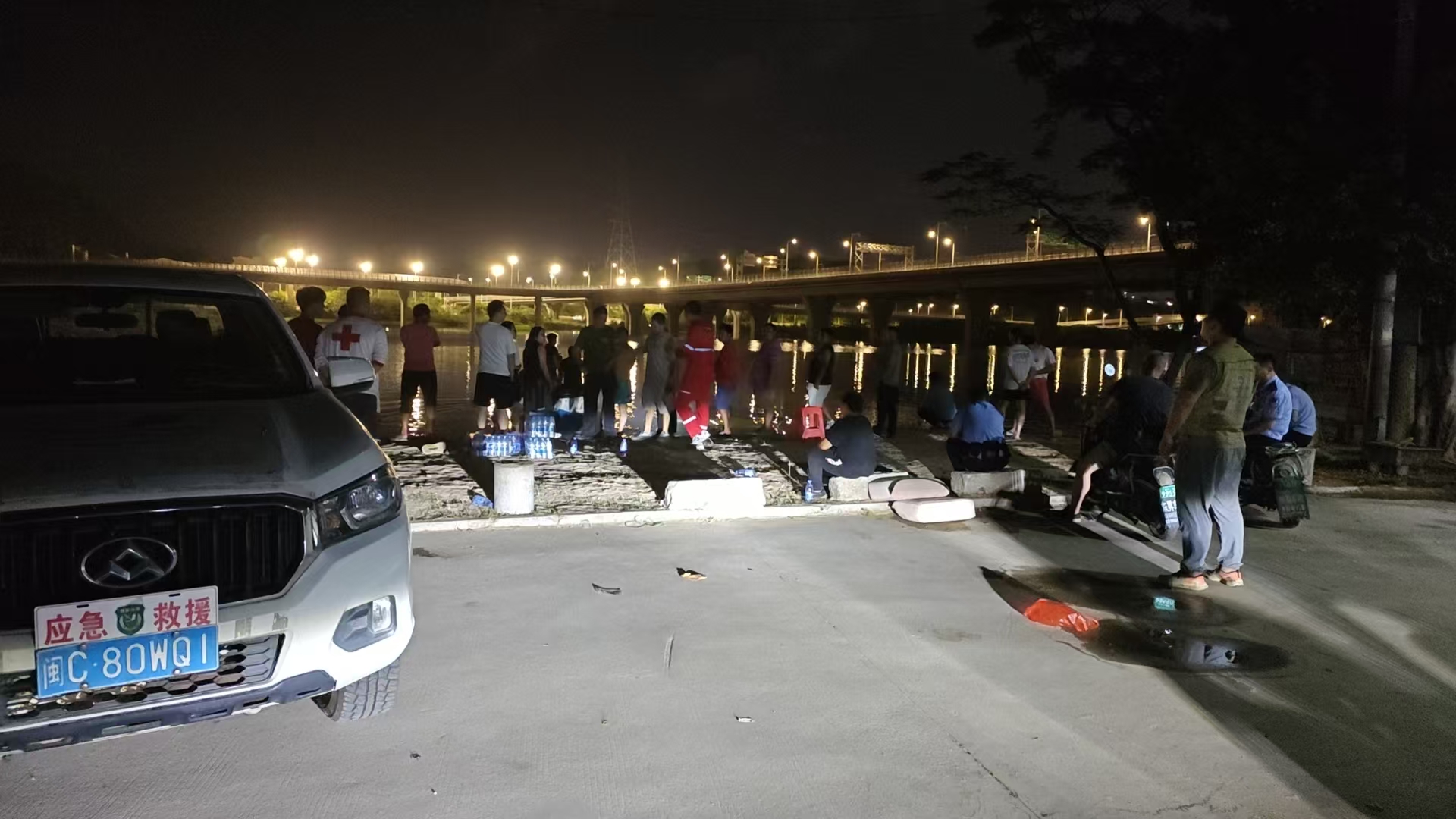 10 月 8 日晚，南安市某大桥附近水域突发险情：一名中老年男子在水域游泳时失踪下落不明。接到求助通知后，中国国际救援中心无人机救援部火速集结，携专业设备赶赴现场开展夜间搜救行动